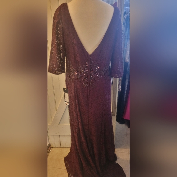Elegant Lace Evening Gown in Deep Burgundy - Picture 3 of 7